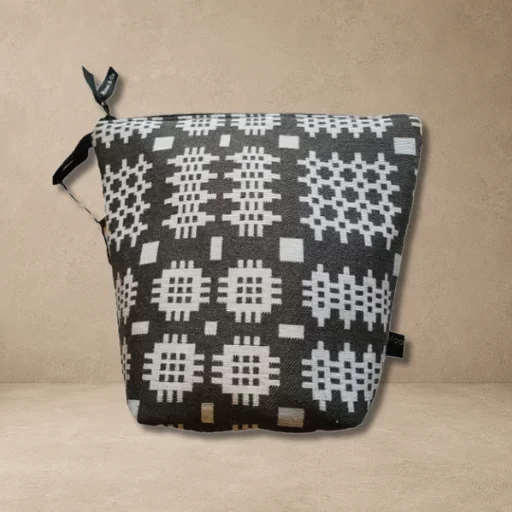 Wash Bag in Dark GreyWhite
